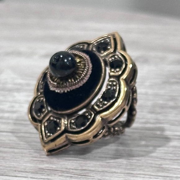Gucci Gold Black Crystals, Velvet and Resin Cushion Cocktail Ring - Picture 1 of 6